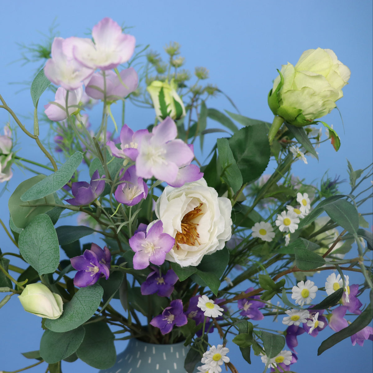 Kunstboeket Wessel in witte Studio Harm & Elke vaas met groene reliëfhals, maat L – Reflower, abonnement op kunstbloemen