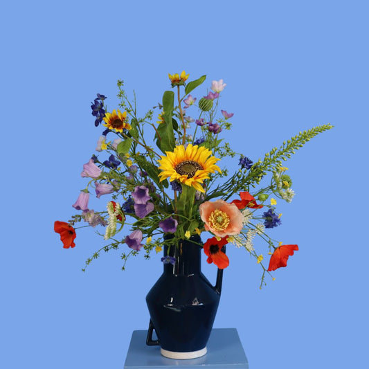 Kunstboeket Robbe in donkerblauwe Return to Sender kanvaas met oor, maat M – Reflower, abonnement op kunstbloemen