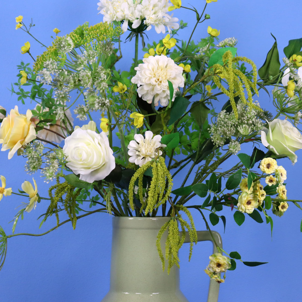 Kunstboeket Rafael in saliegroene glanzende Return to Sender vaas met oor, maat XL – Reflower, abonnement op kunstbloemen