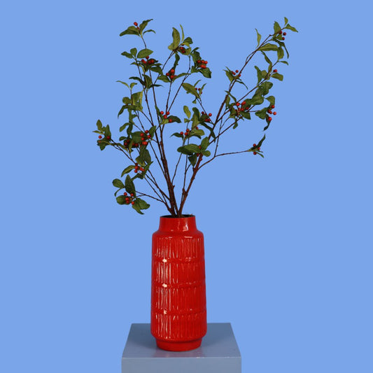 Kunstboeket Pernille in rode geribbelde keramieken vaas, maat L – Reflower, abonnement op kunstbloemen