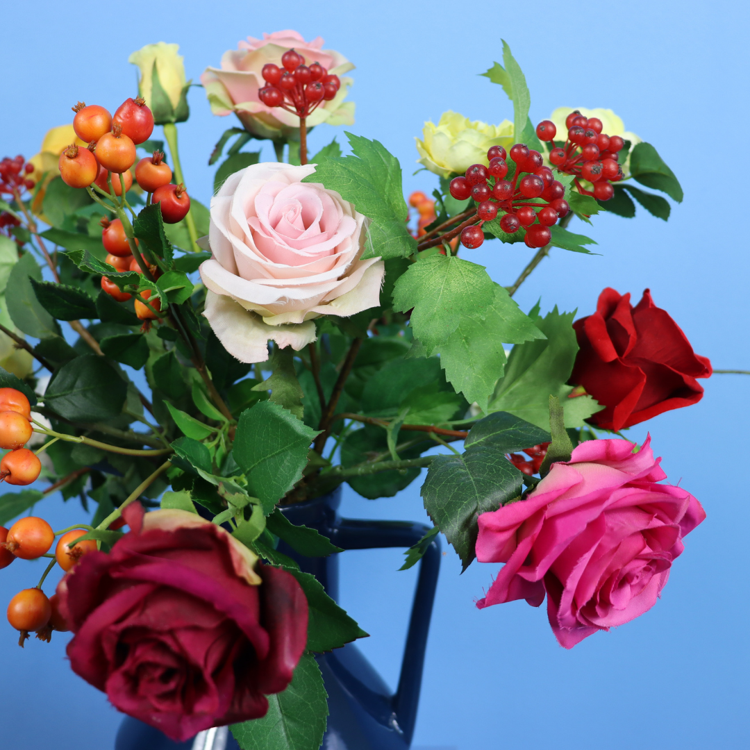 Kunstboeket Cindy in donkerblauwe Return to Sender kanvaas met oor, maat M – Reflower, abonnement op kunstbloemen