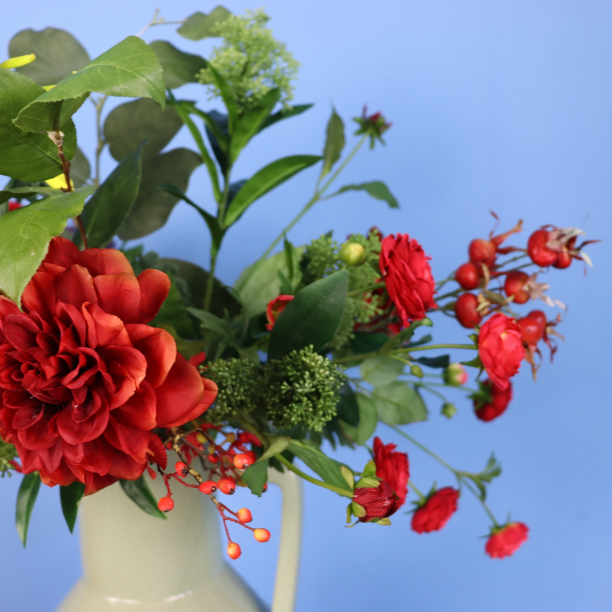 Kunstboeket Nela in saliegroene geglazuurde Return to Sender vaas met oor, maat XL – Reflower, abonnement op kunstbloemen