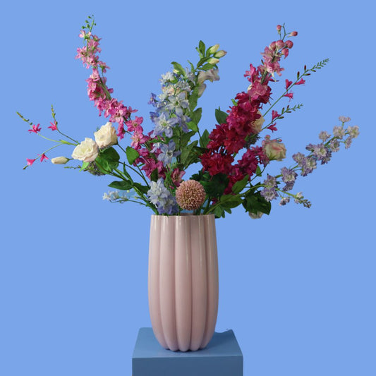 Kunstboeket Milano in zachtroze geribbelde Pols Potten vaas, maat XL – Reflower, abonnement op kunstbloemen
