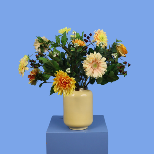 Kunstboeket Zora in zachtgele glanzende metalen vaas, maat M – Reflower, abonnement op kunstbloemen
