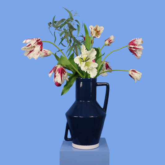 Kunstboeket Fem in donkerblauwe geglazuurde Return to Sender vaas met oor, maat XL – Reflower, abonnement op kunstbloemen