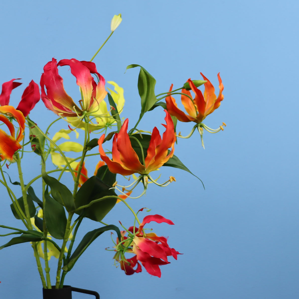 Kunstboeket Thijmen in donkerbruine metalen Pols Potten vaas met oor, maat M – Reflower, abonnement op kunstbloemen