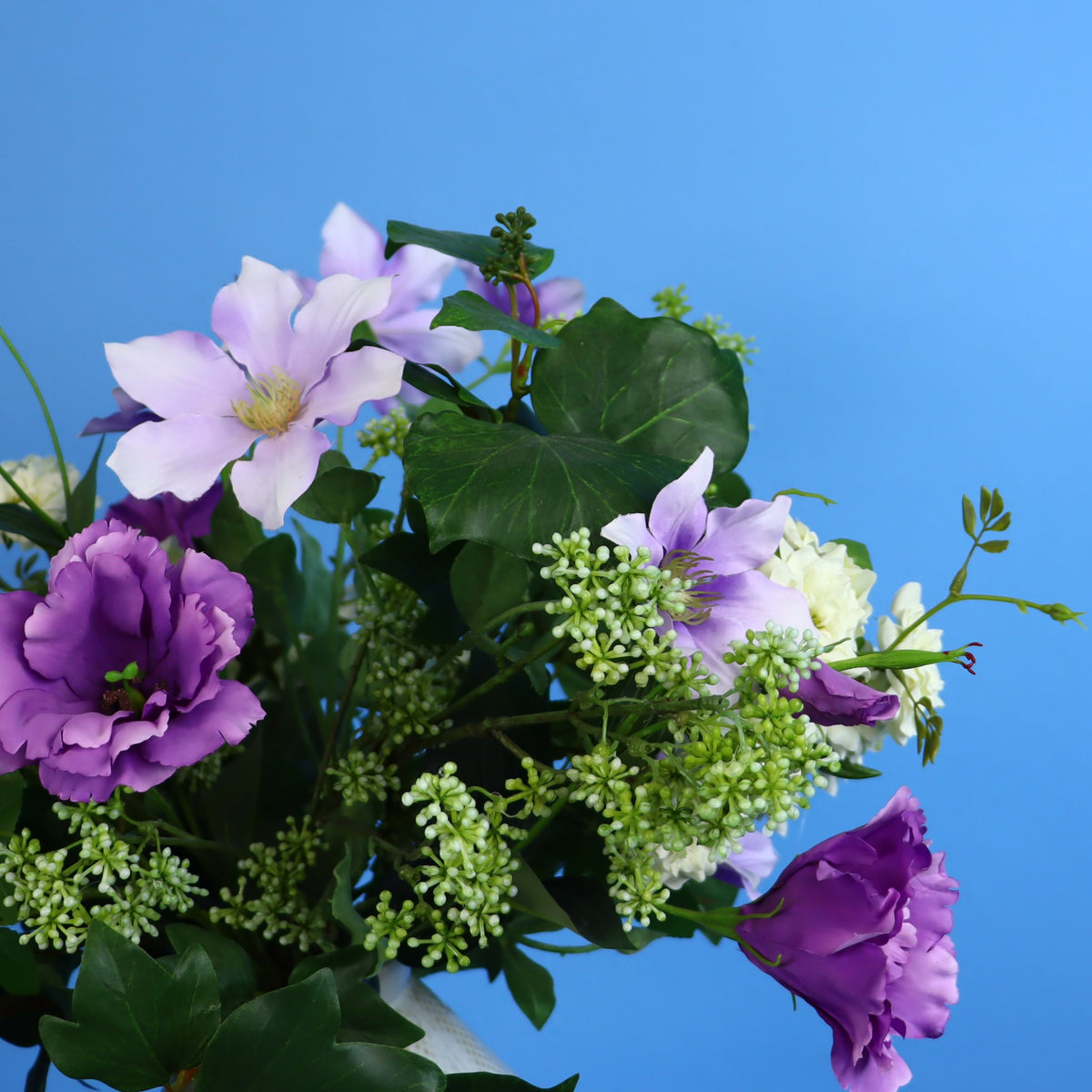 Kunstboeket Adriana in gebroken witte vintage vaas met fijn reliëf, maat M – Reflower, abonnement op kunstbloemen