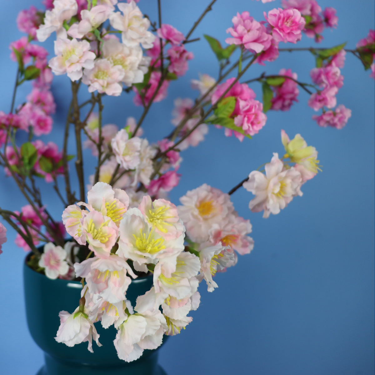 Stenn – petrolgroene Bosa Ceramiche vaas met kunstbloemen (detail), maat XL – Reflower