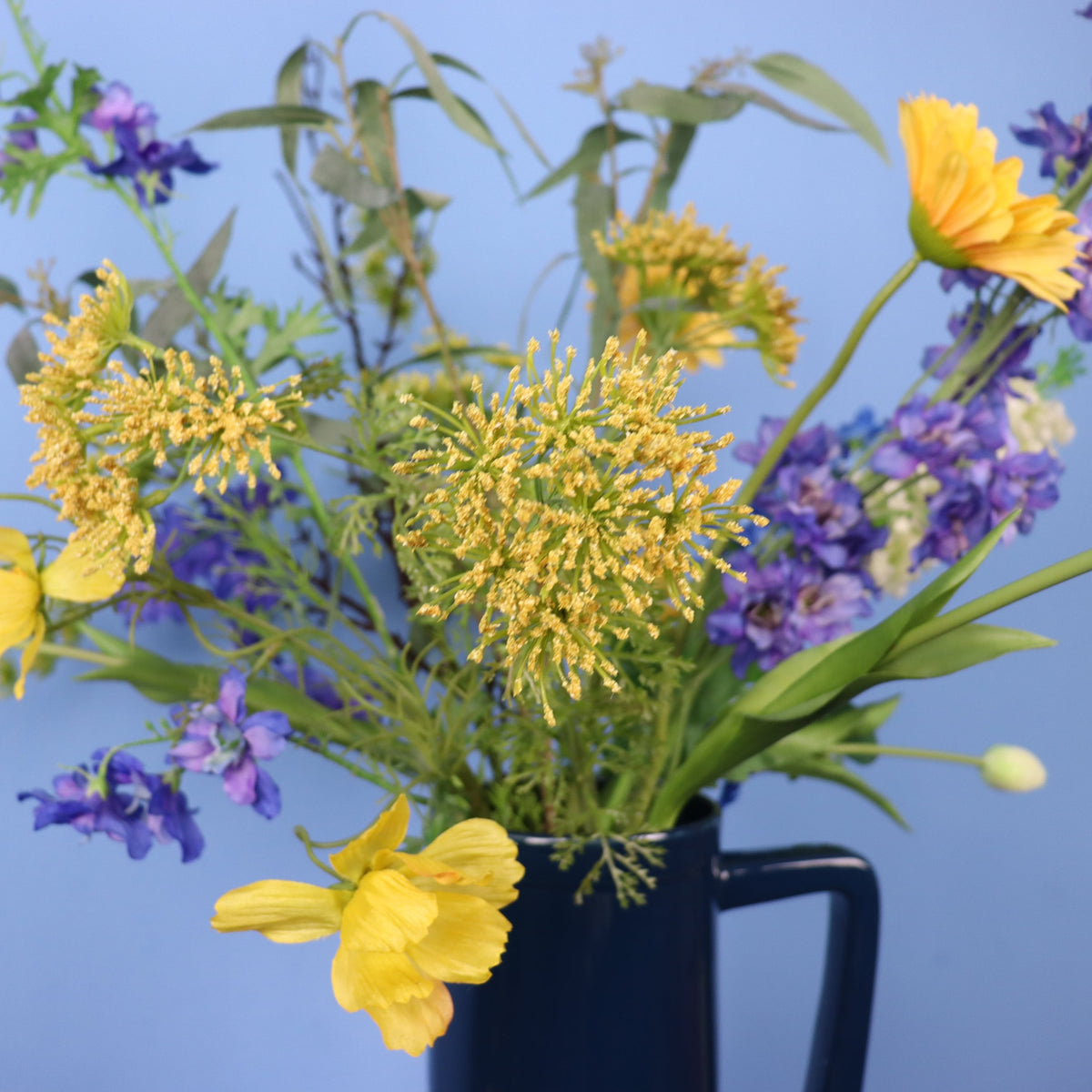 Kunstboeket Veronique in donkerblauwe glanzende Return to Sender vaas, maat XL – Reflower, abonnement op kunstbloemen