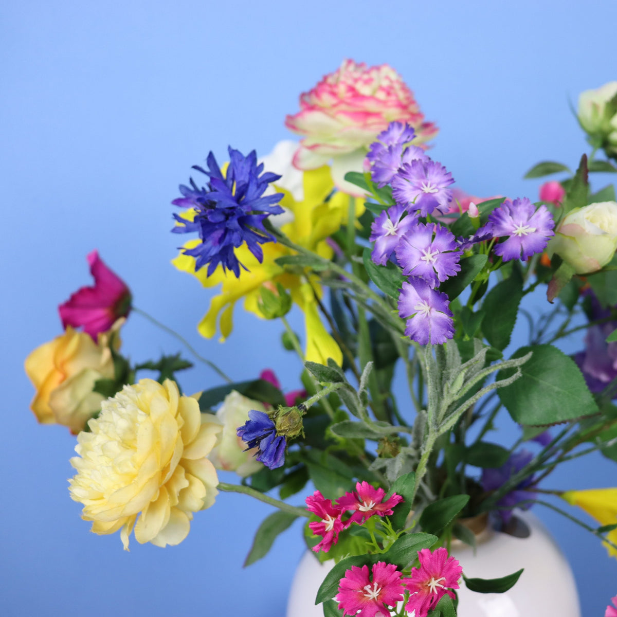 Kunstboeket Jamila in witte Pip Studio vaas met stippen, maat M – Reflower, abonnement op kunstbloemen