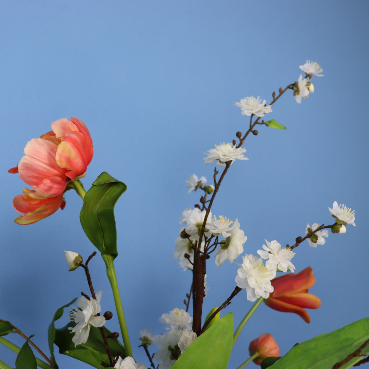 Kunstboeket Dewi in donkerblauwe geglazuurde Return to Sender vaas met oor, maat XL – Reflower, abonnement op kunstbloemen