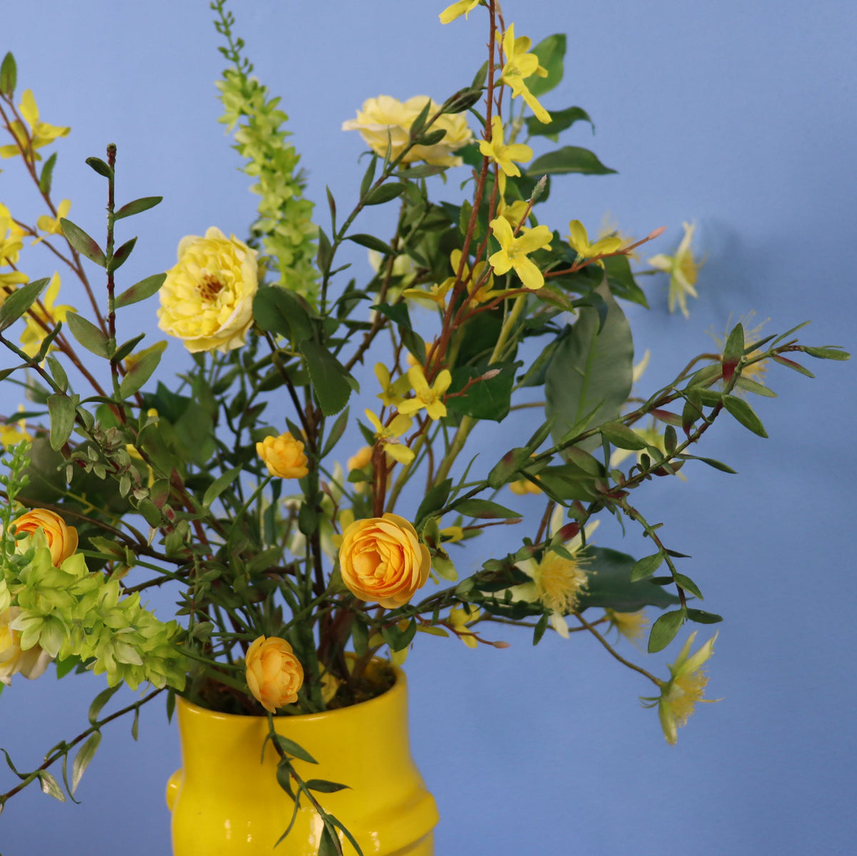 Kunstboeket Zana in gele glanzende Serax vaas met oortjes, maat L – Reflower, abonnement op kunstbloemen