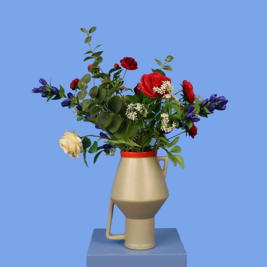 Kunstboeket Imme in zandkleurige Return to Sender vaas met rode rand, maat L – Reflower, abonnement op kunstbloemen