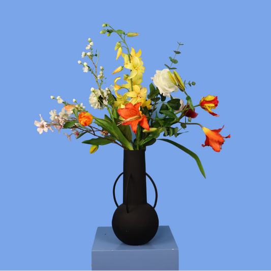 Kunstboeket Jacq in matzwarte metalen Pols Potten vaas met ronde oren, maat L – Reflower, abonnement op kunstbloemen
