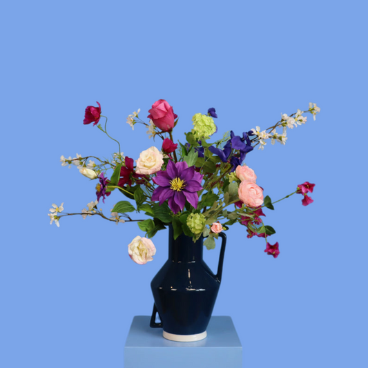 Kunstboeket Jakko in donkerblauwe glanzende Return to Sender vaas, maat L – Reflower, abonnement op kunstbloemen