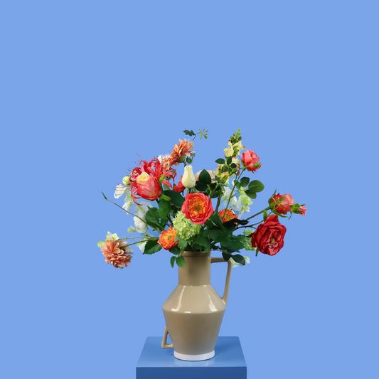Kunstboeket Joke in taupe glanzende Return to Sender vaas met oor, maat L – Reflower, abonnement op kunstbloemen