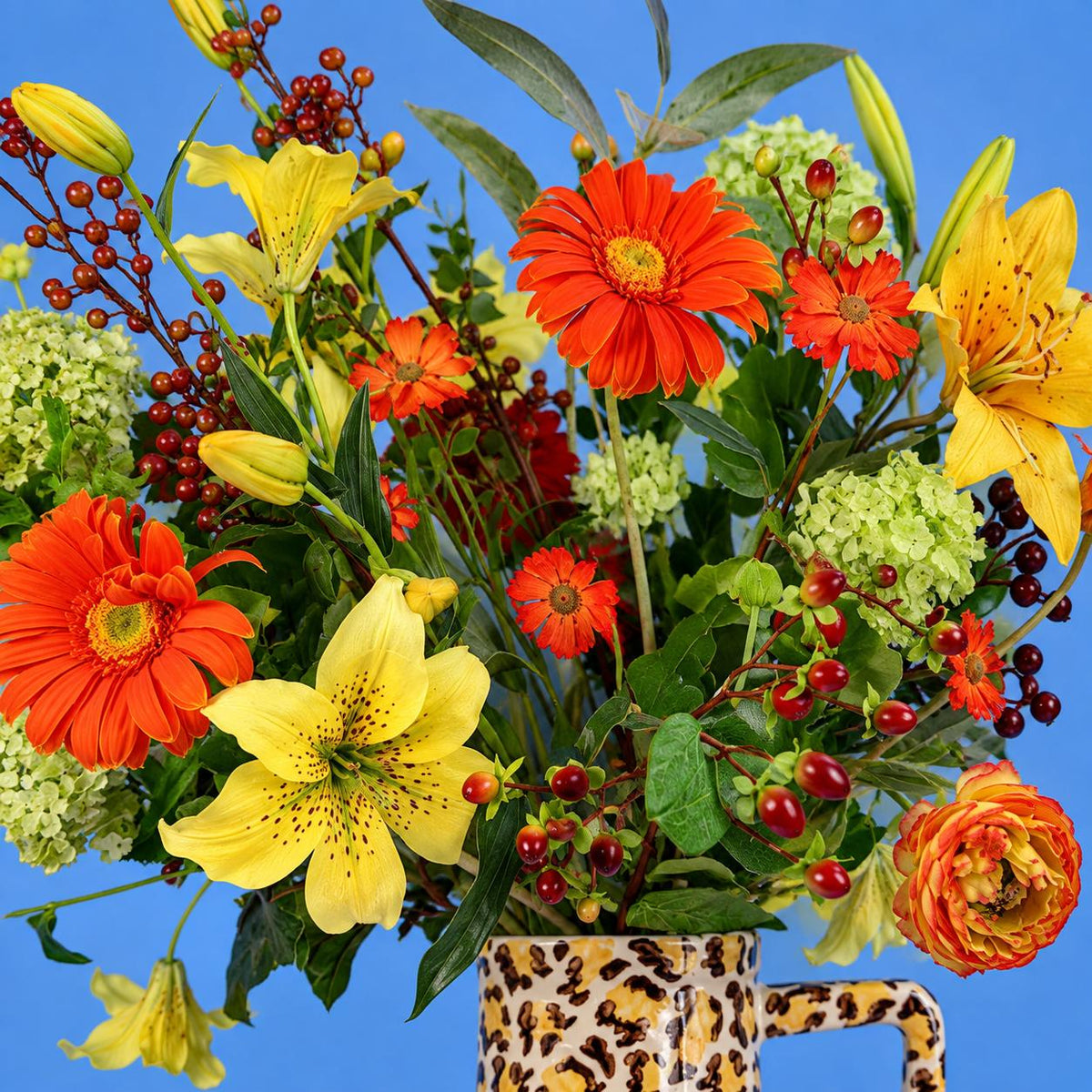 Kunstboeket Ludo in Return to Sender vaas met luipaardprint, maat XL – Reflower, abonnement op kunstbloemen