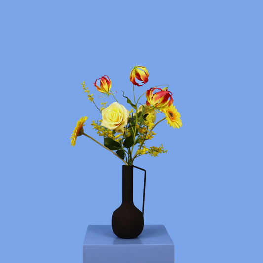 Kunstboeket Mara in matzwarte metalen Pols Potten vaas met oor, maat M – Reflower, abonnement op kunstbloemen