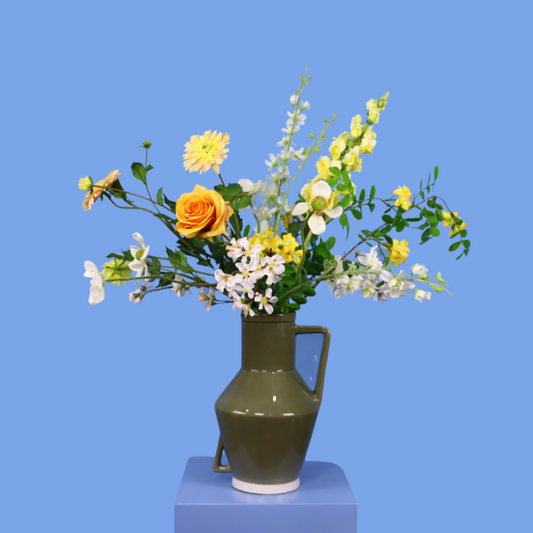 Kunstboeket Chico in olijfgroene glanzende Return to Sender vaas, maat L – Reflower, abonnement op kunstbloemen