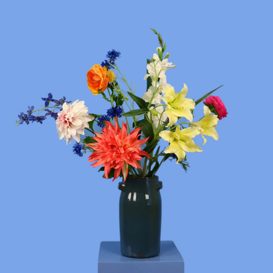 Kunstboeket POM Amsterdam x Reflower in donkergroene glanzende Serax vaas, maat L – Reflower, abonnement op kunstbloemen