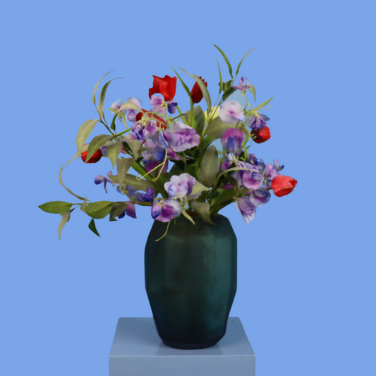 Kunstboeket Roley in donkergroene matte glazen vaas, maat L – Reflower, abonnement op kunstbloemen