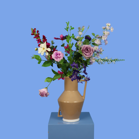 Kunstboeket Twiggy in taupe glanzende Return to Sender vaas met oor, maat L – Reflower, abonnement op kunstbloemen
