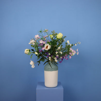 Kunstboeket Wessel in witte Studio Harm & Elke vaas met groene reliëfhals, maat L – Reflower, abonnement op kunstbloemen