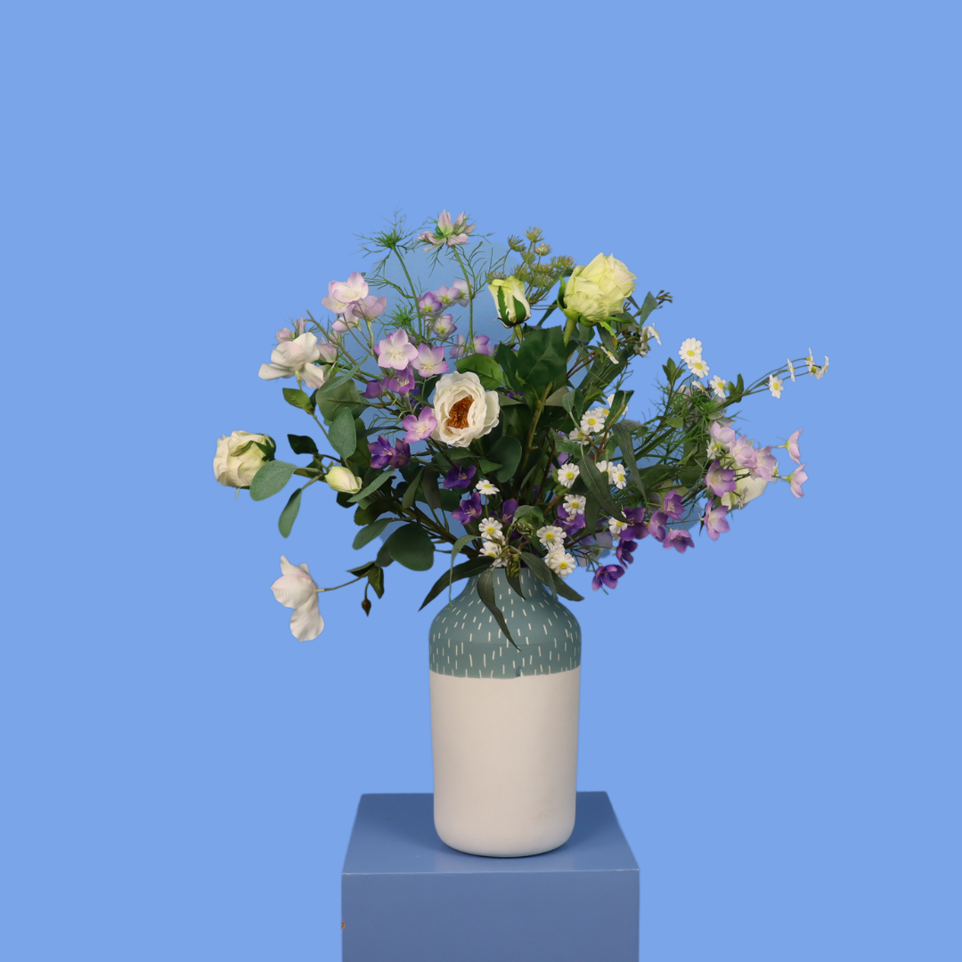 Kunstboeket Wessel in witte Studio Harm & Elke vaas met groene reliëfhals, maat L – Reflower, abonnement op kunstbloemen