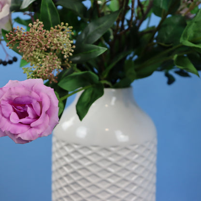 Kunstboeket Nanja in witte vintage vaas met ruitreliëf, maat L – Reflower, abonnement op kunstbloemen