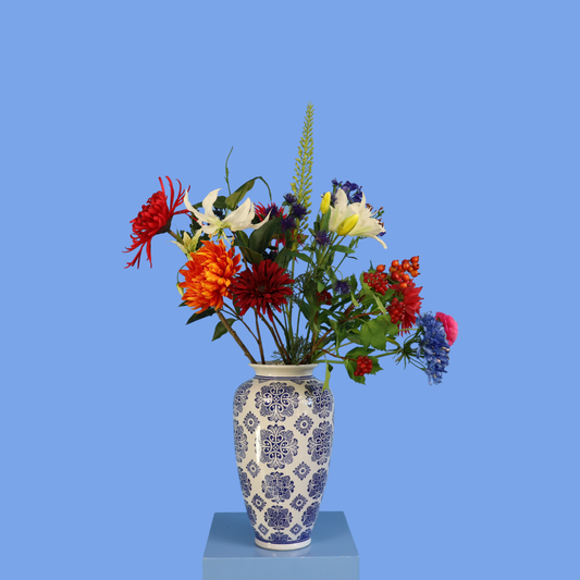 Kunstboeket Coen in Delfts blauwe vaas met bloemdessin, maat L – Reflower, abonnement op kunstbloemen