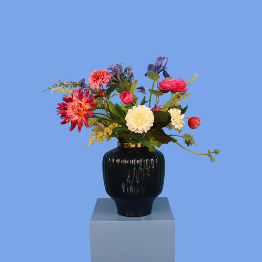Kunstboeket Elise in donkerblauwe geribbelde Light & Living vaas, maat L – Reflower, abonnement op kunstbloemen