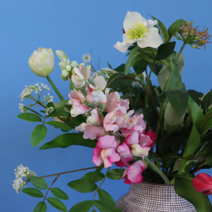 Kunstboeket Vivianne in grijs-witte pre-loved vaas met streepjesdessin, maat M – Reflower, abonnement op kunstbloemen