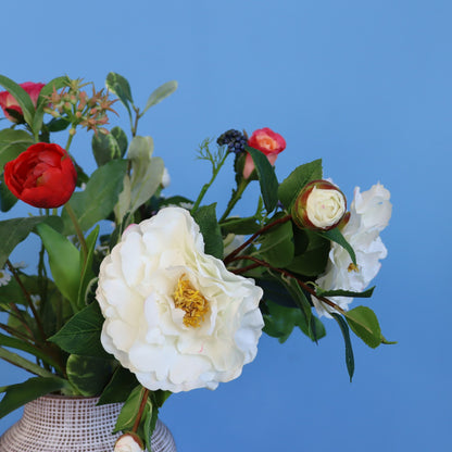 Kunstboeket Vivianne in grijs-witte pre-loved vaas met streepjesdessin, maat M – Reflower, abonnement op kunstbloemen