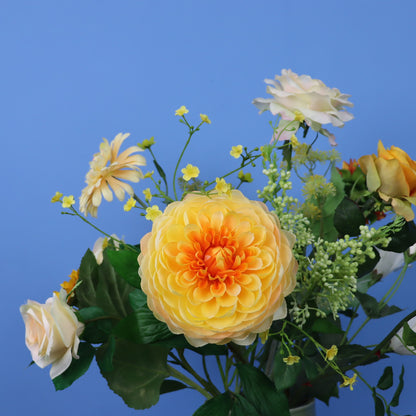 Kunstboeket Jody in saliegroene glanzende Serax vaas, maat L – Reflower, abonnement op kunstbloemen