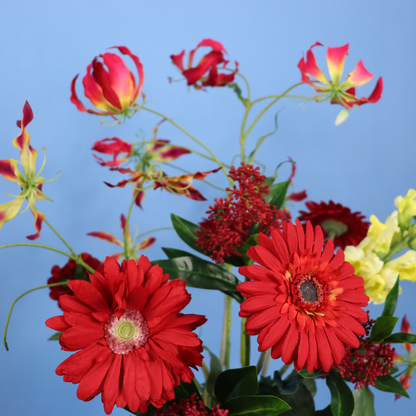 Kunstboeket Wout in rode glanzende vintage vaas, maat L – Reflower, abonnement op kunstbloemen