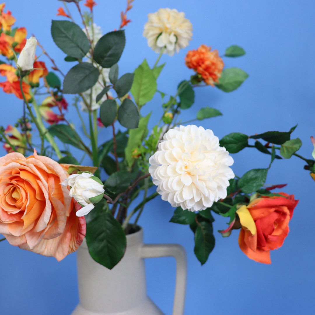 Kunstboeket Gwyn in lichtgrijze Return to Sender kanvaas met oranje voet, maat XL – Reflower, abonnement op kunstbloemen