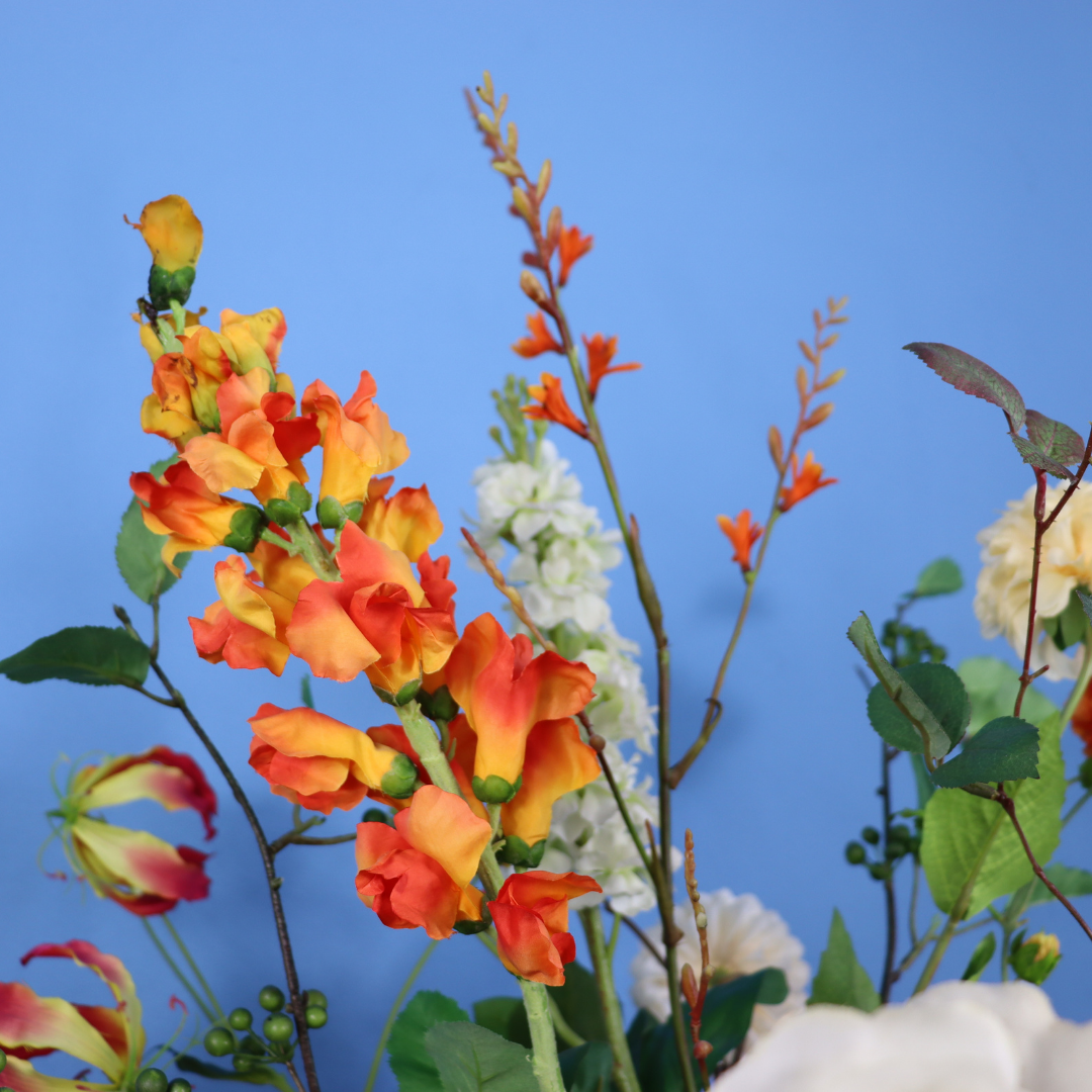 Kunstboeket Gwyn in lichtgrijze Return to Sender kanvaas met oranje voet, maat XL – Reflower, abonnement op kunstbloemen