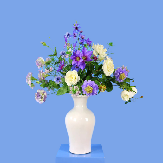 Kunstboeket Mathilda in witte glanzende vintage vaas, maat L – Reflower, abonnement op kunstbloemen