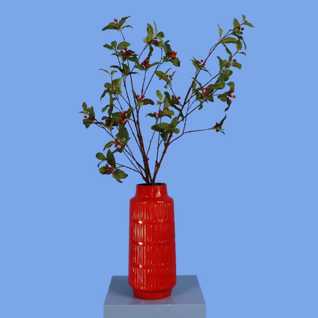 Kunstboeket Pernille in rode geribbelde keramieken vaas, maat L – Reflower, abonnement op kunstbloemen