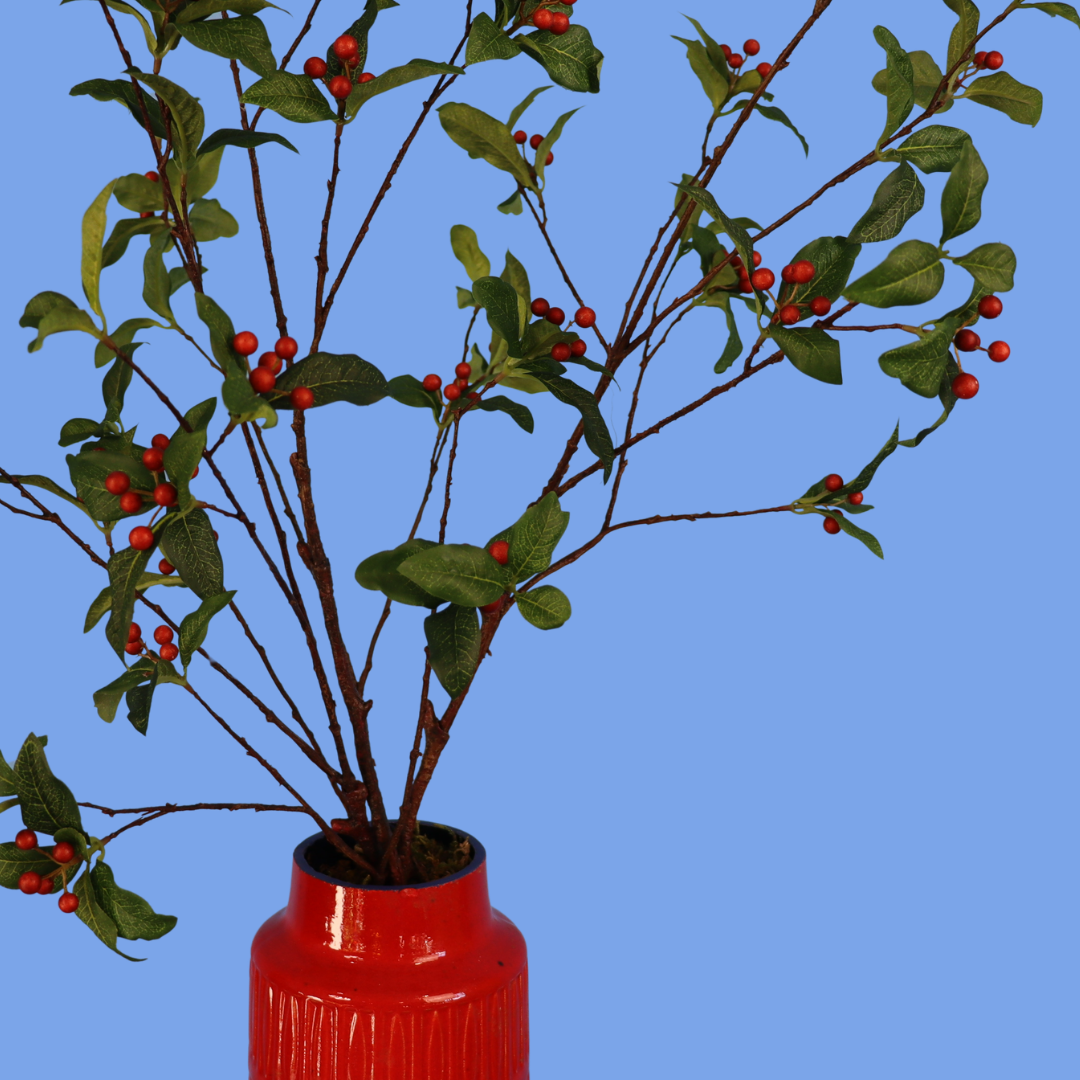 Kunstboeket Pernille in rode geribbelde keramieken vaas, maat L – Reflower, abonnement op kunstbloemen