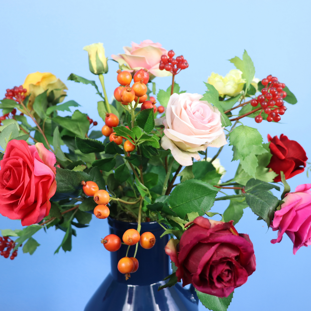 Kunstboeket Cindy in donkerblauwe Return to Sender kanvaas met oor, maat M – Reflower, abonnement op kunstbloemen