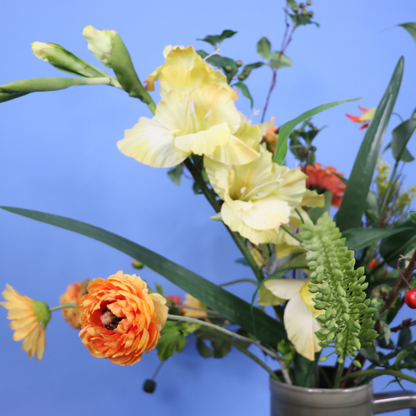 Kunstboeket Phil in donkergroene Return to Sender kanvaas met oor, maat XL – Reflower, abonnement op kunstbloemen