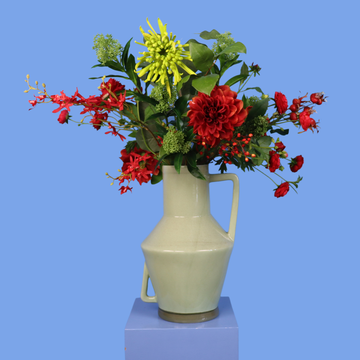 Kunstboeket Nela in saliegroene geglazuurde Return to Sender vaas met oor, maat XL – Reflower, abonnement op kunstbloemen