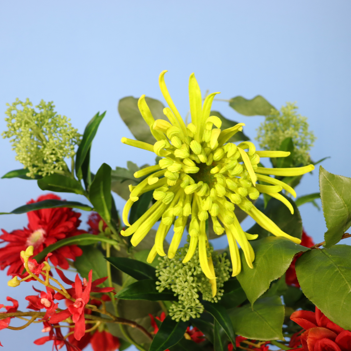 Kunstboeket Nela in saliegroene geglazuurde Return to Sender vaas met oor, maat XL – Reflower, abonnement op kunstbloemen