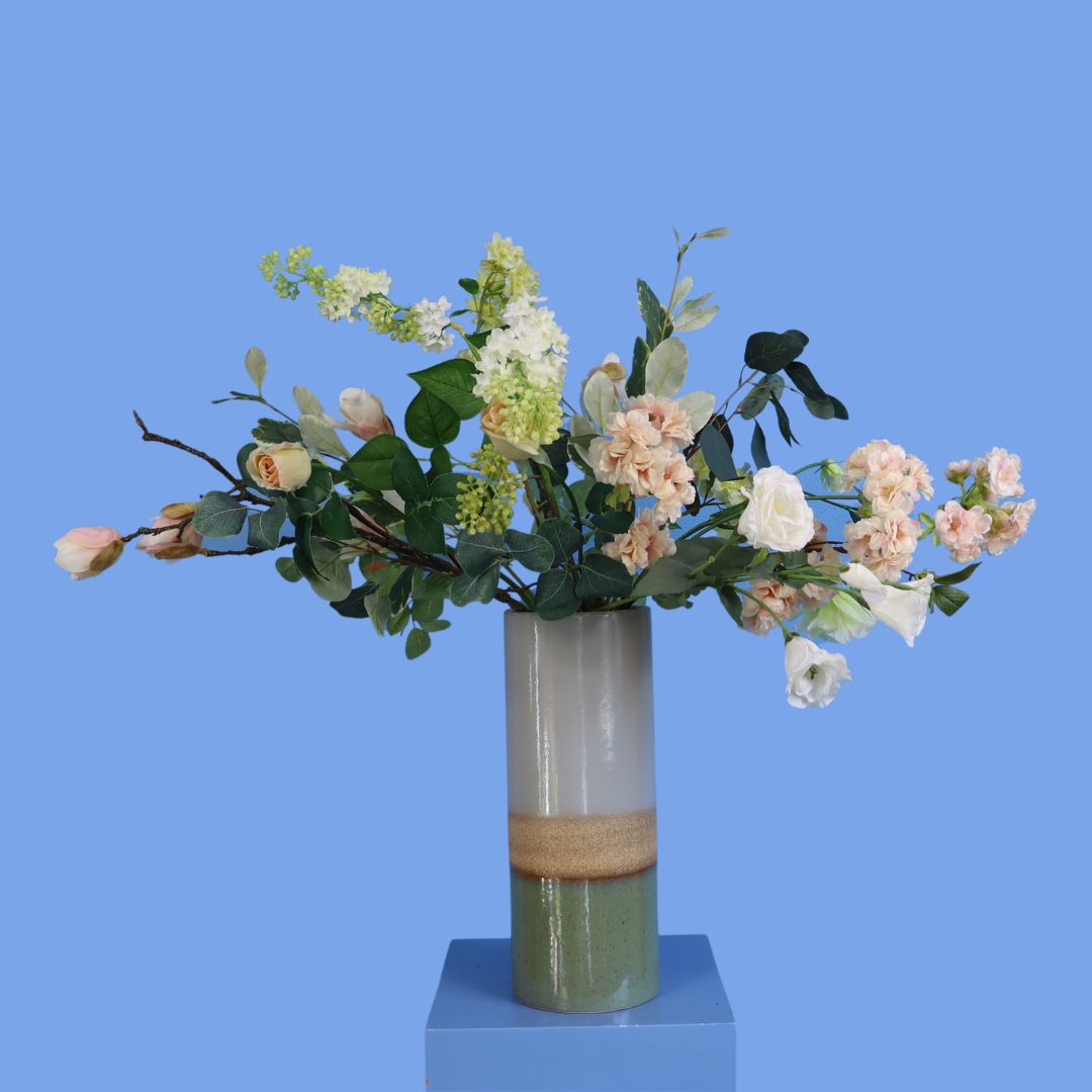 Kunstboeket Arya in hoge glazen Pols Potten vaas met touwband, maat XL – Reflower, abonnement op kunstbloemen