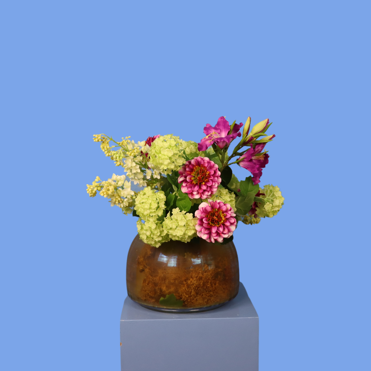 Kunstboeket Nina in amberkleurige glazen Pols Potten bolvaas, maat M – Reflower, abonnement op kunstbloemen