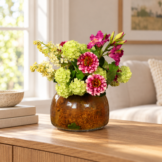 Kunstboeket Nina in amberkleurige glazen Pols Potten bolvaas, maat M – Reflower, abonnement op kunstbloemen