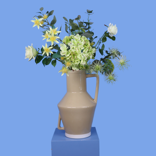 Kunstboeket Sunny in taupekleurige Return to Sender vaas met oor, maat XL – Reflower, abonnement op kunstbloemen