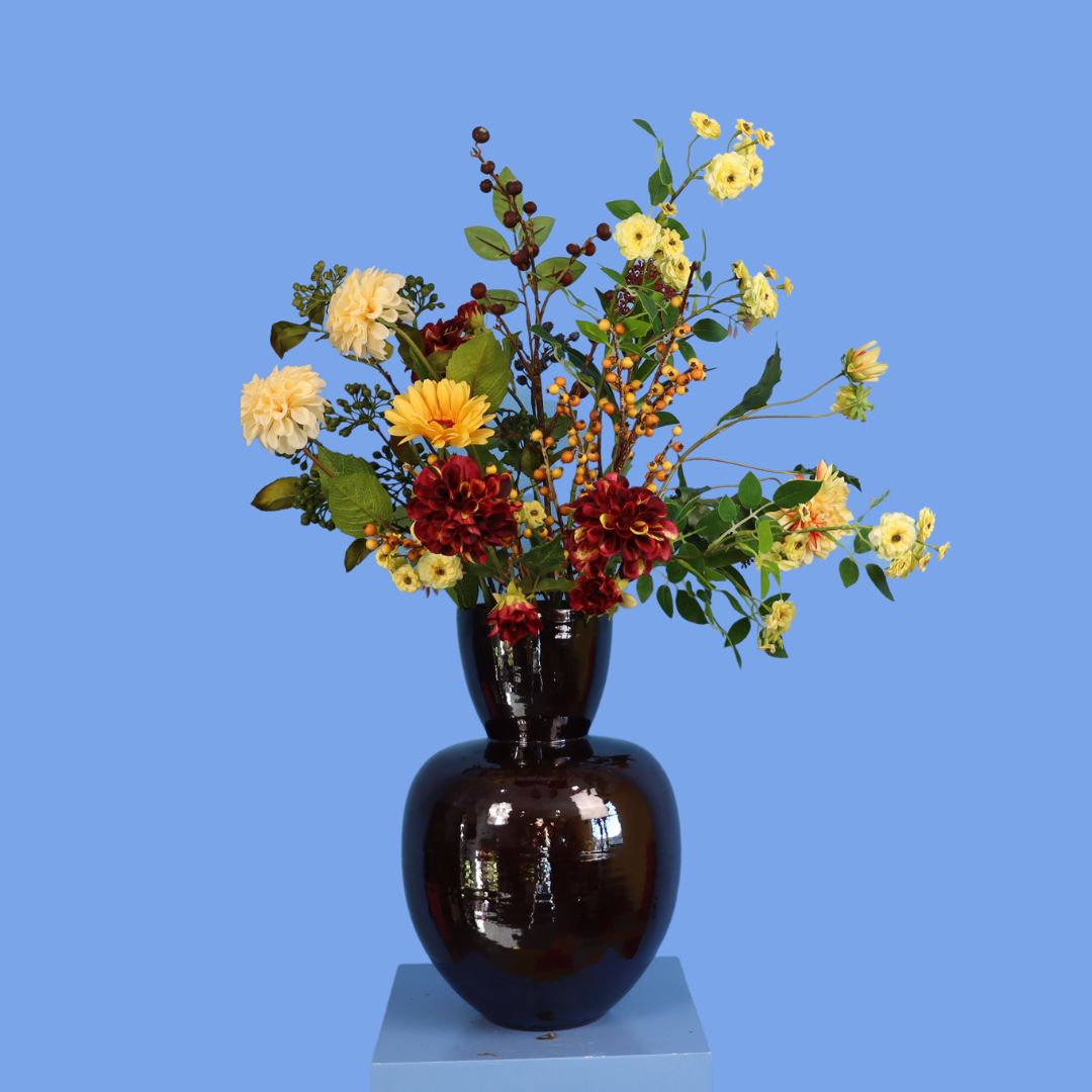 Kunstboeket Djaz in donkerbruine glanzende dubbelbolle Serax vaas, maat XL – Reflower, abonnement op kunstbloemen
