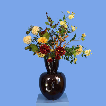 Kunstboeket Djaz in donkerbruine glanzende dubbelbolle Serax vaas, maat XL – Reflower, abonnement op kunstbloemen